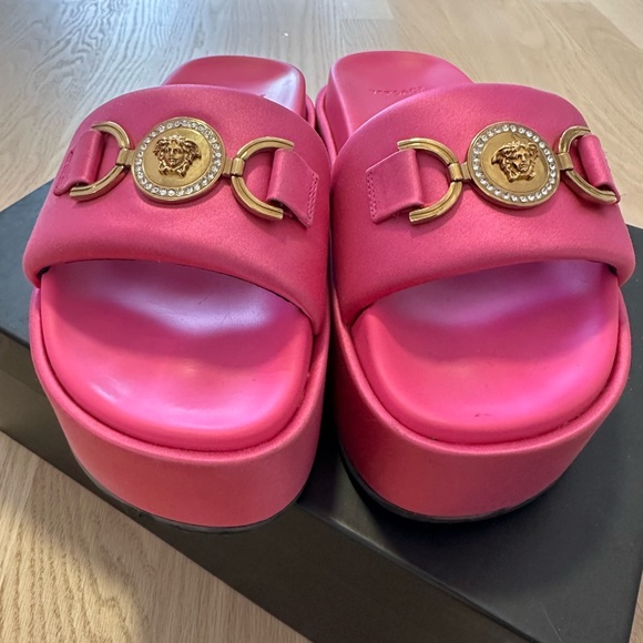 PFF ONLY 💕VERSACE Medusa Biggie Satin Platform Sandals size 37.5 (US 7) - Picture 12 of 16